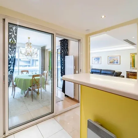 Beautiful One Bedroom Two Minute Walk To Carlton Appartamento