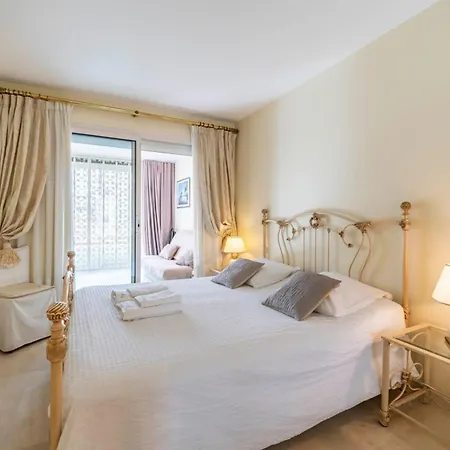 Beautiful One Bedroom Two Minute Walk To Carlton Appartamento *