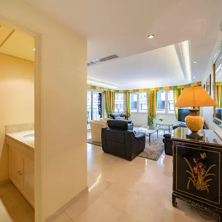 Beautiful One Bedroom Two Minute Walk To Carlton דירה