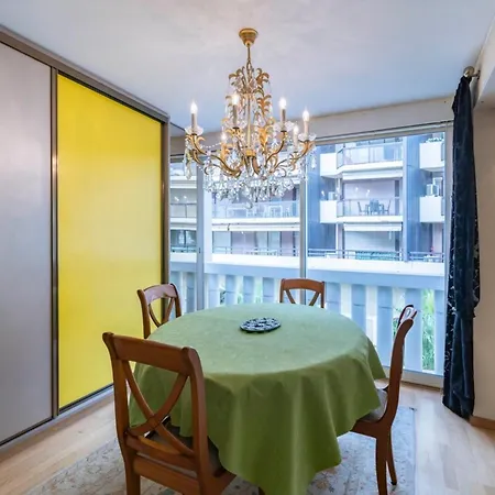 Beautiful One Bedroom Two Minute Walk To Carlton