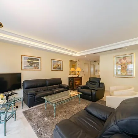Beautiful One Bedroom Two Minute Walk To Carlton Appartamento